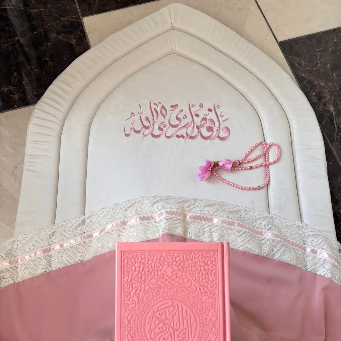 سجادة مبطنة مطروزة (و أفوض أمري) pink