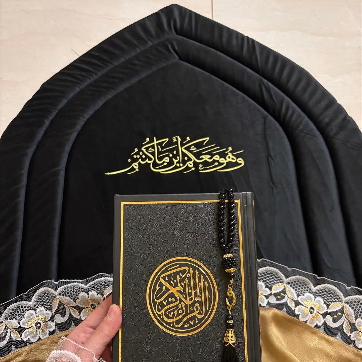 سجادة مبطنة مطروزة (وهو معكم)