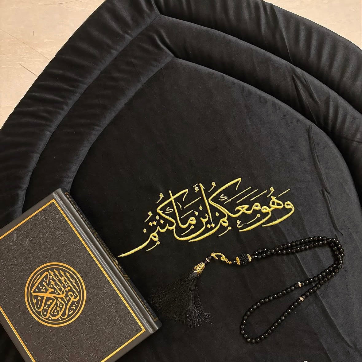 سجادة مبطنة مطروزة (وهو معكم)