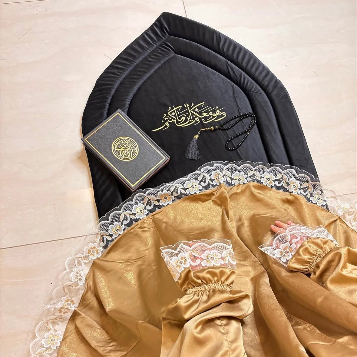 سجادة مبطنة مطروزة (وهو معكم)