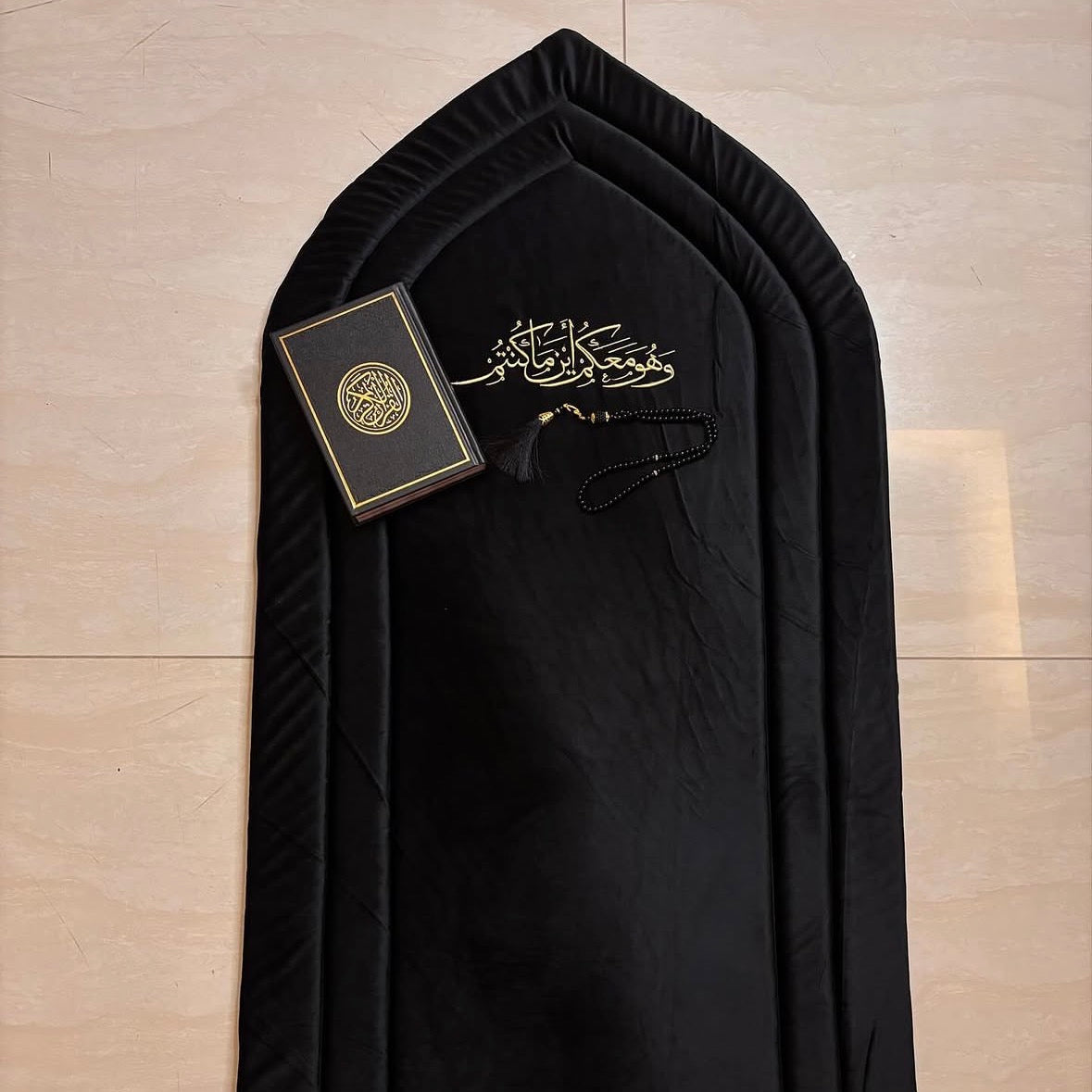 سجادة مبطنة مطروزة (وهو معكم)